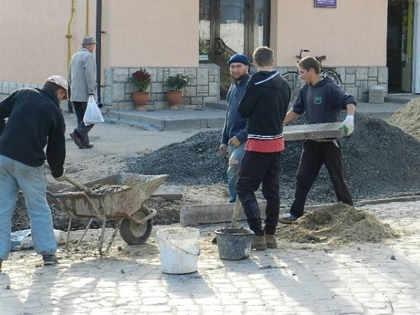 Проспект у Володимирі-Волинському ремонтують «халтурщики»? ФОТО